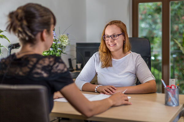 Claudia Heidrich und Patientin